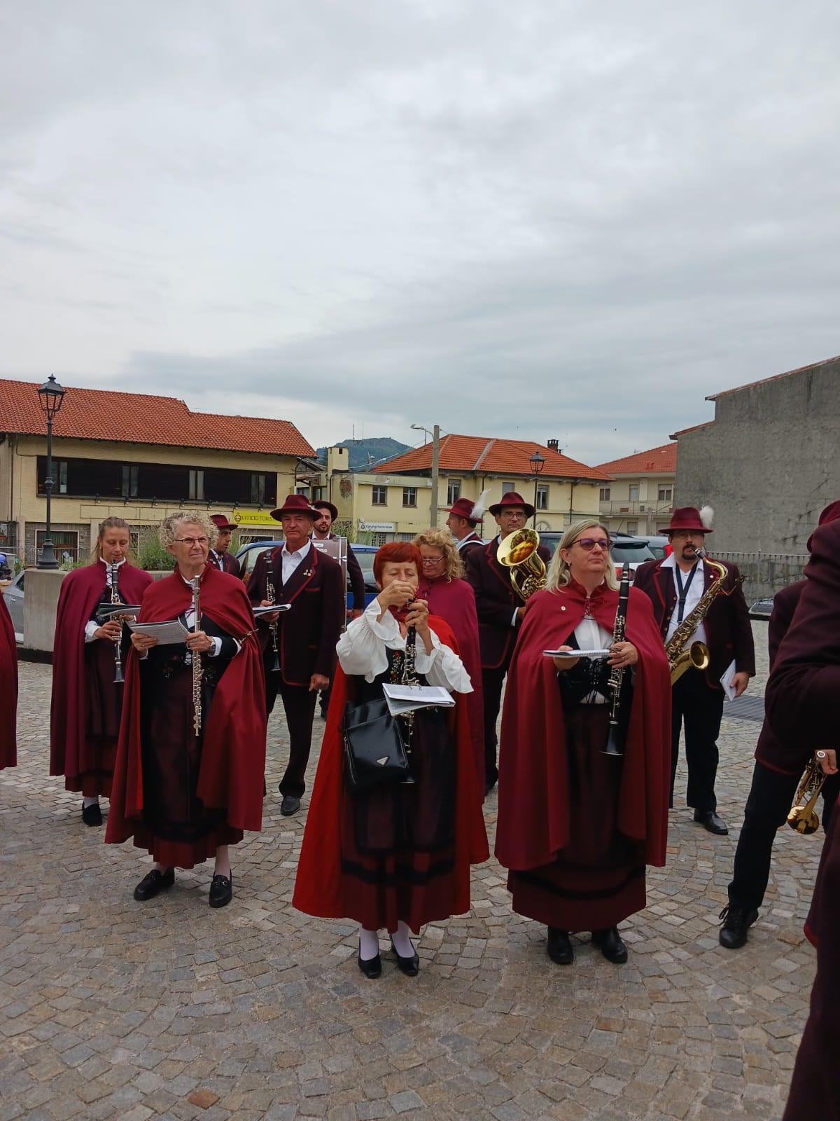 Musicisti in mantella bordeaux pronti a sfilare per le vie di Cafasse