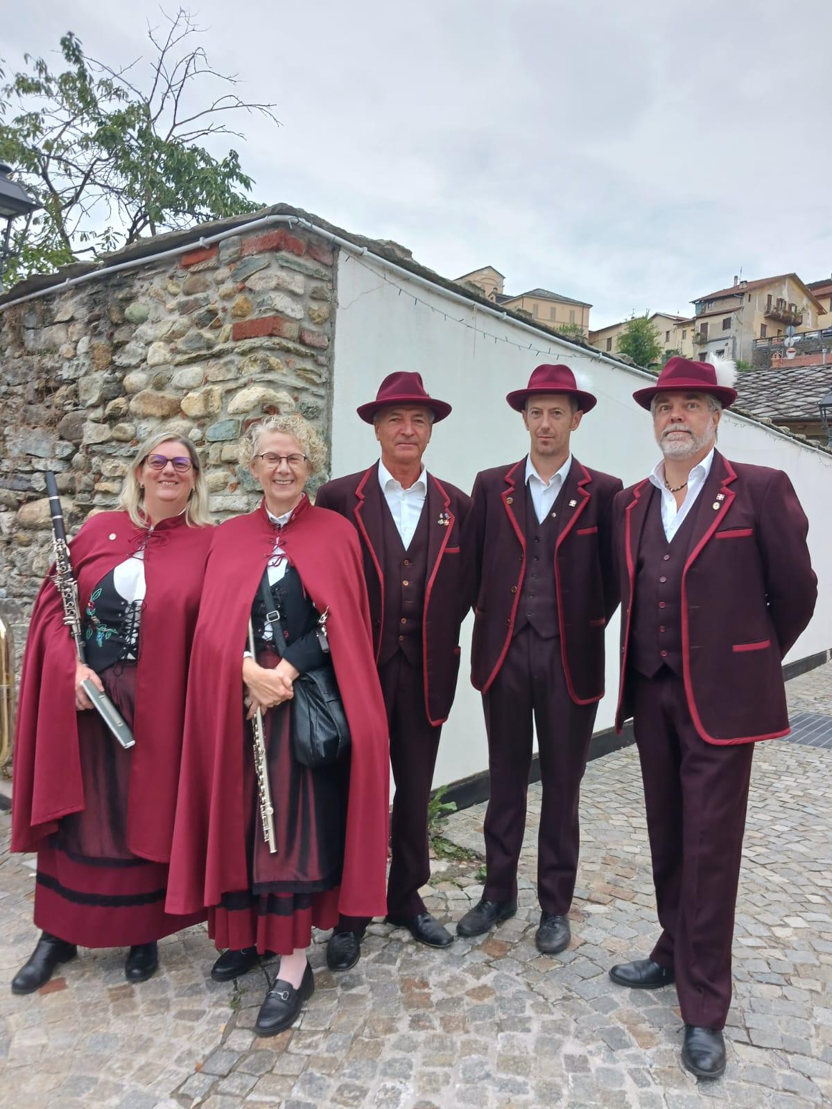 Musicisti della Filarmonica con il costume tipico di Cafasse