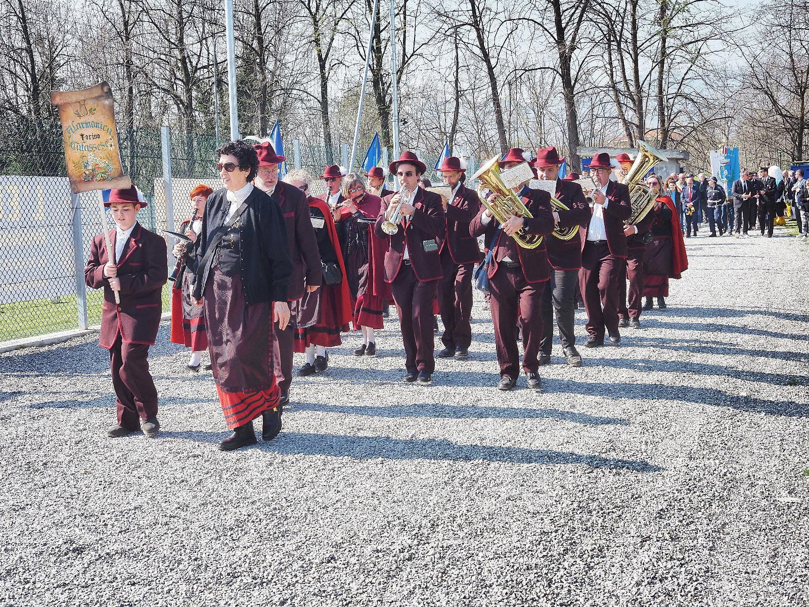 La banda sfila su un viale alberato
