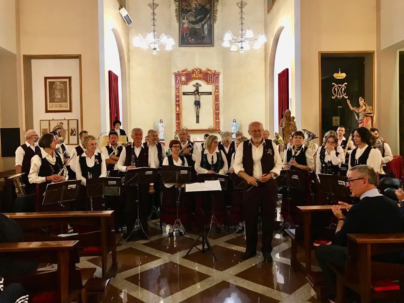 La banda schierata in chiesa prima del concerto