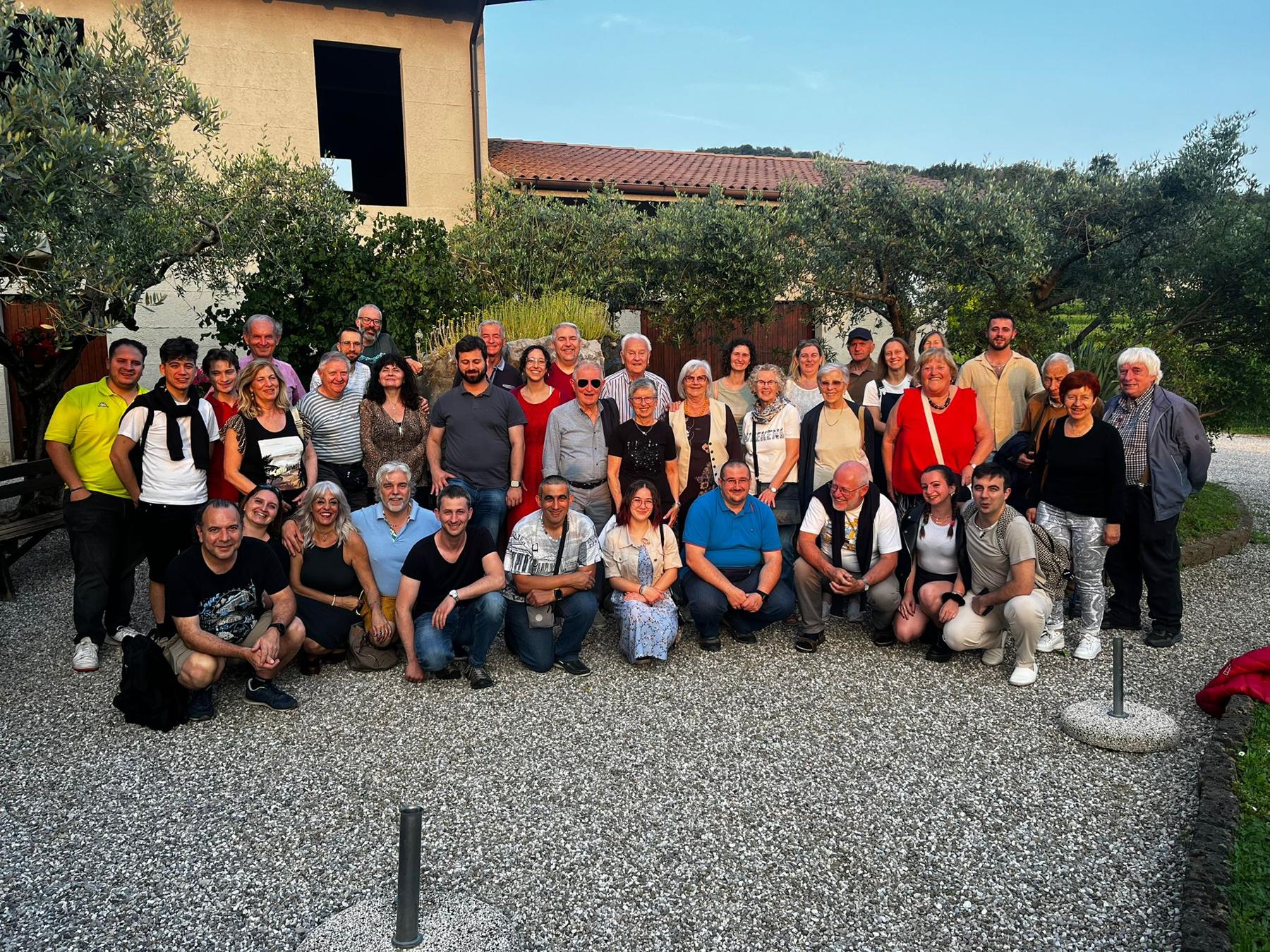 Foto di gruppo informale in un giardino