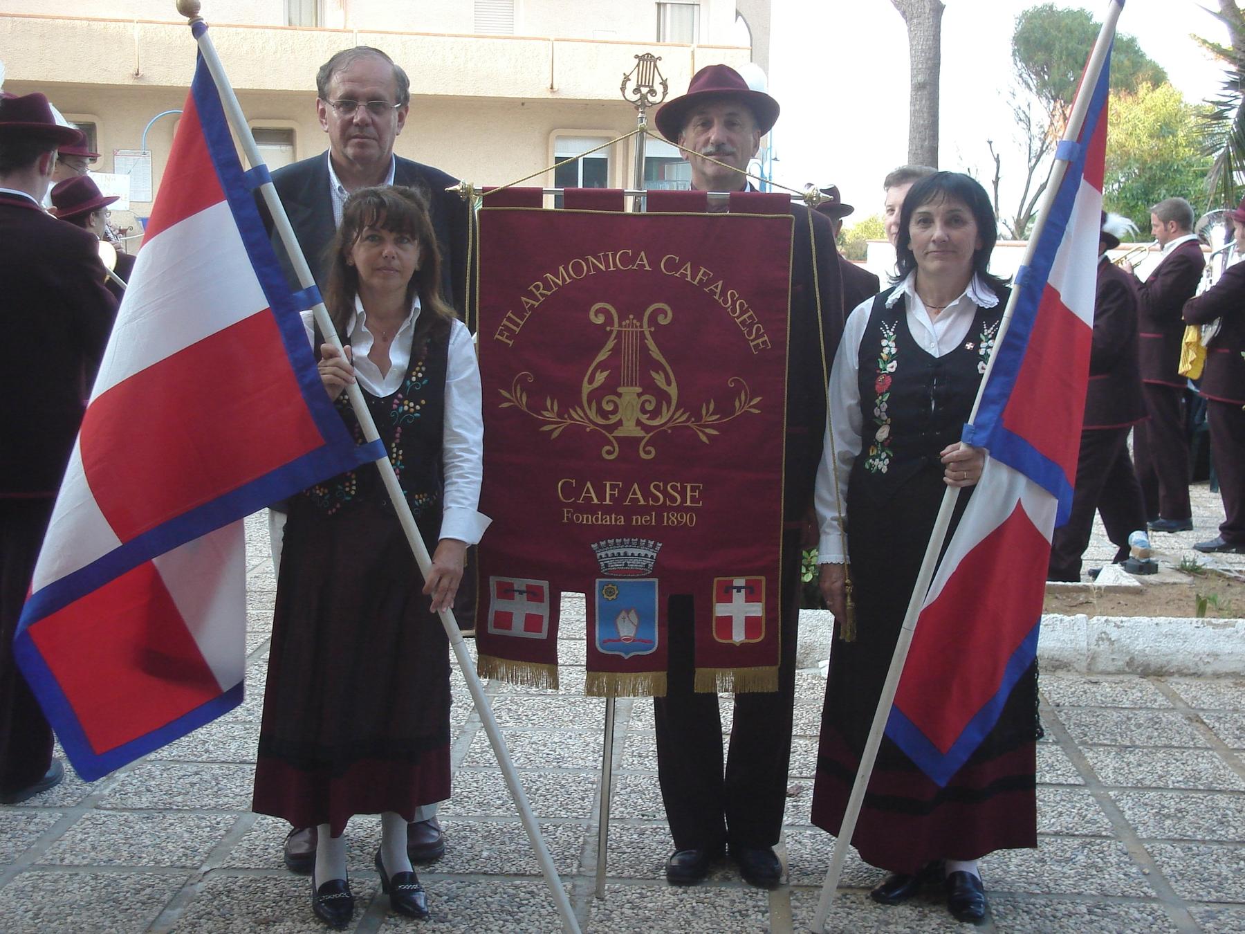 Lo stendardo della Filarmonica Cafassese tra due bandiere del Piemonte