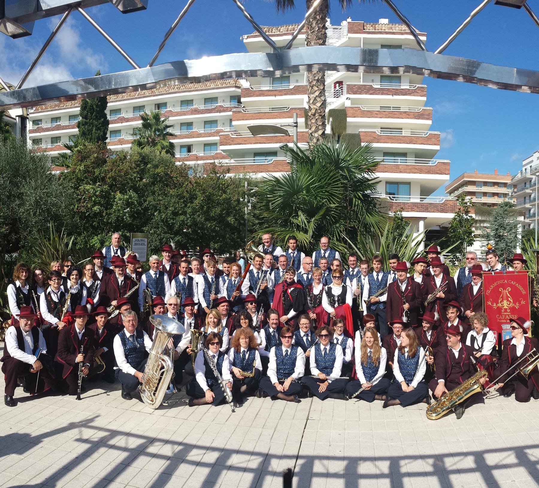 Foto di gruppo con un'altra banda in Spagna